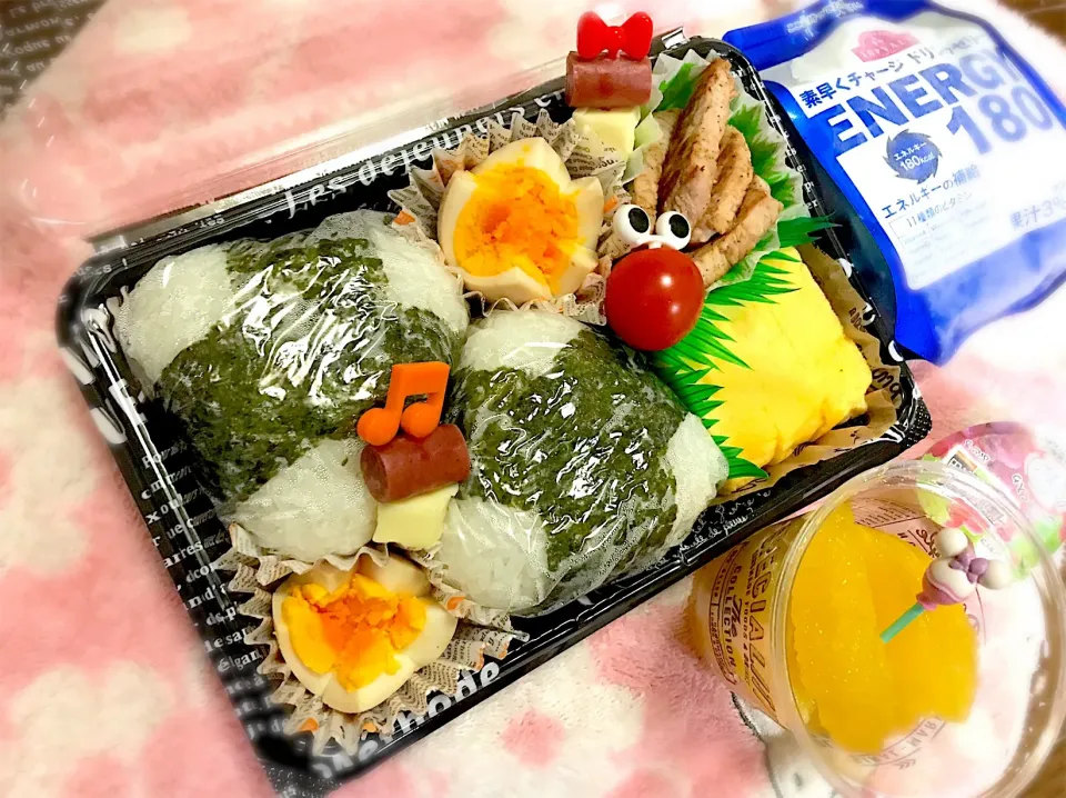 Snapdishの料理写真:新人戦🎾【🍙おにぎり🍙】弁当〜やみつきピーマンおにぎり・間引き菜漬物おにぎり・玉子焼き・焼き豚肉梅風味・味付け玉子・チーズカルパス〜  #お弁当  #おにぎり弁当  #おにぎり  #キャラ弁|華恋さん