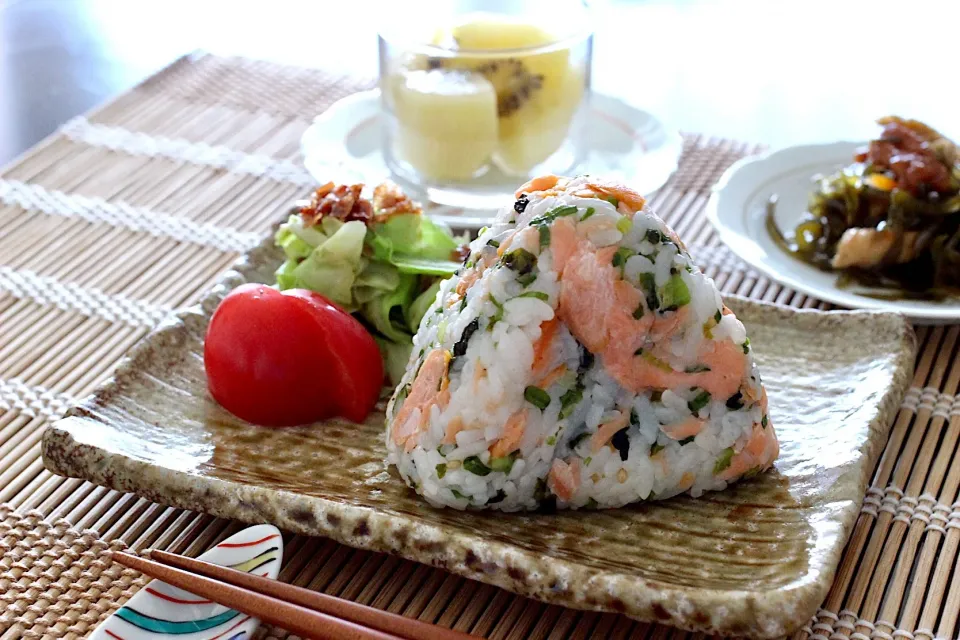 朝ごはんは、鮭と韓国海苔のおにぎり|sono.kさん