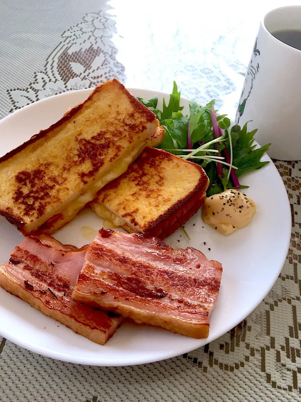 Snapdishの料理写真:フレンチトーストでハムチーズサンド|ヨシヨシさん