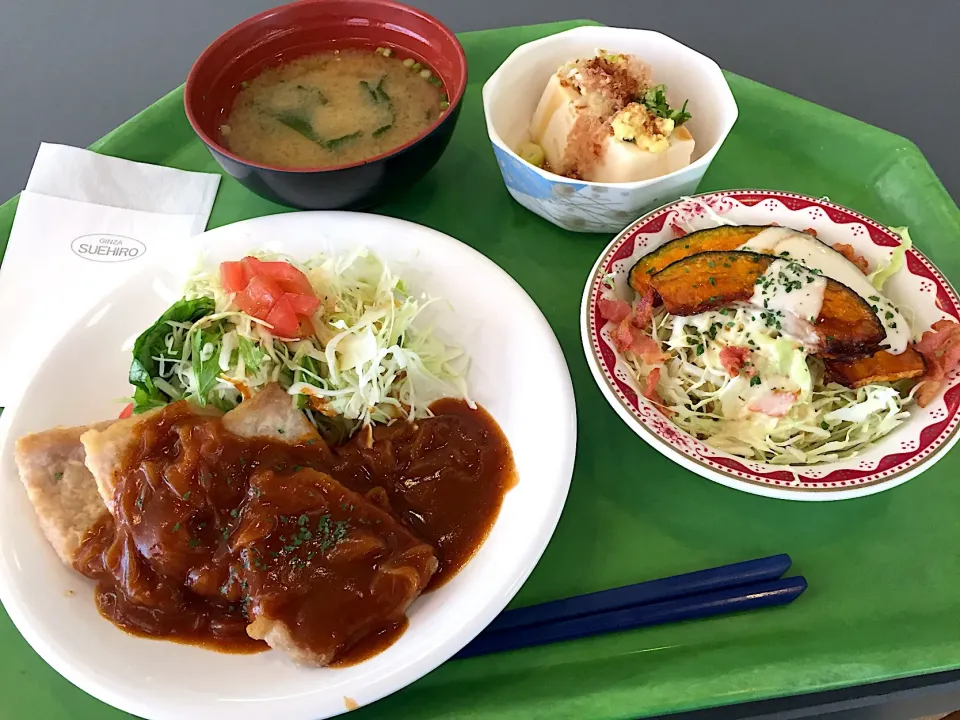 豚ロースのソテーオニオンソース、冷奴、カボチャとベーコンのサラダ、味噌汁|Tadahiko Watanabeさん