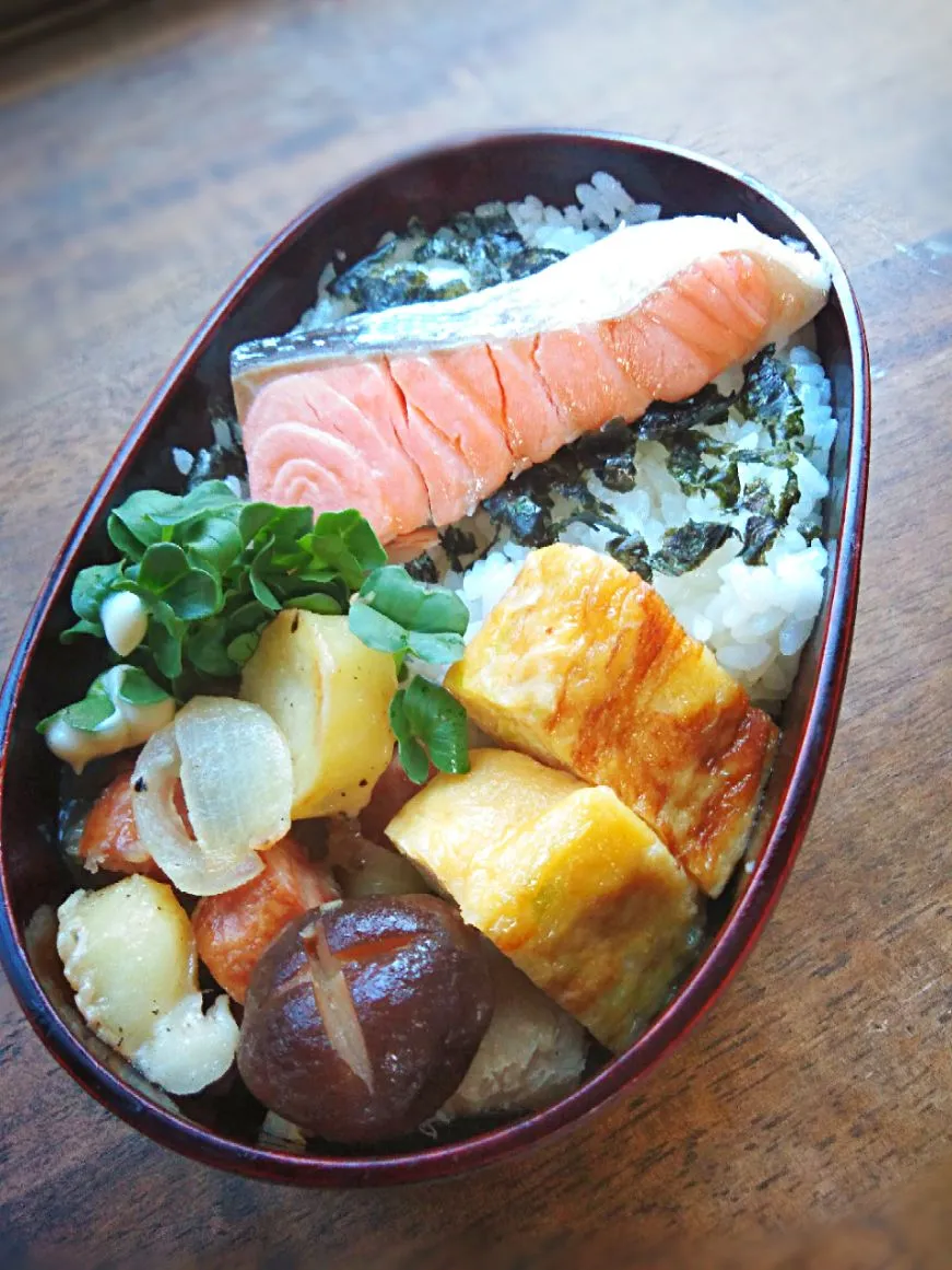 今日のお弁当
・茹で鮭
・里芋と椎茸の煮物
・ジャーマンポテト
・キャベツたっぷりの卵焼き|akiさん