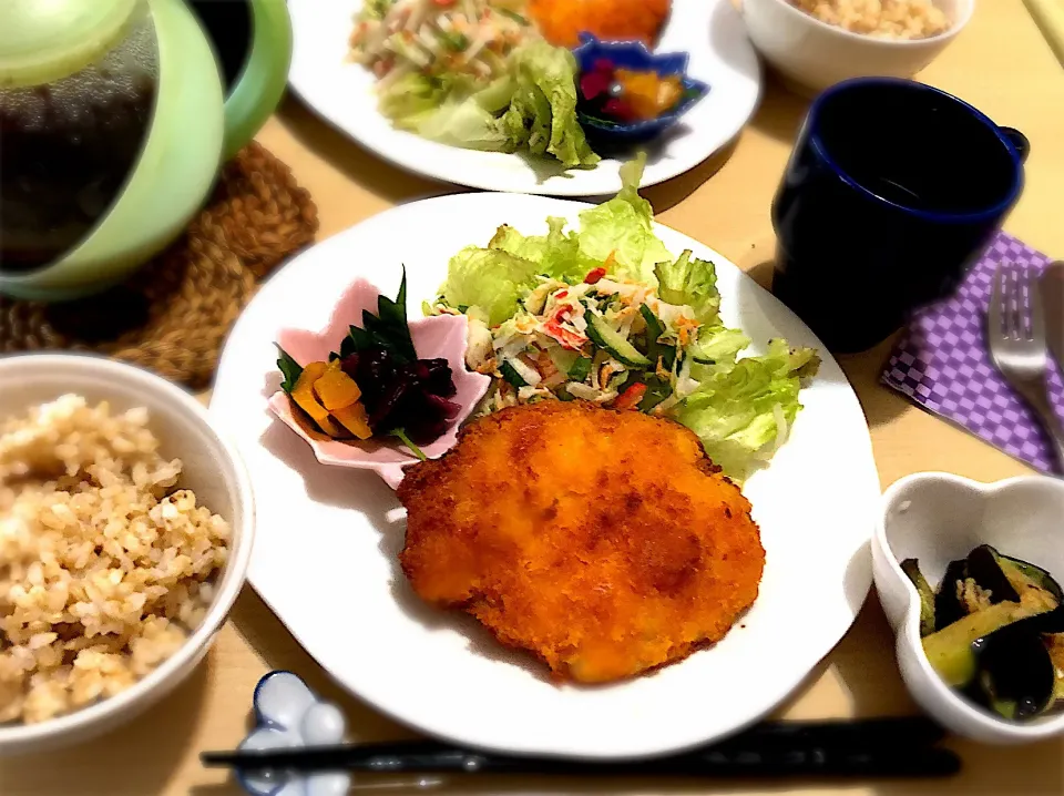 Snapdishの料理写真:10／2昼食  #昼ごはん 
 #献立  チキンカツ コールスローサラダ 揚げ出し茄子 漬け物二種 玄米ご飯 コーヒー|おさんどんさん