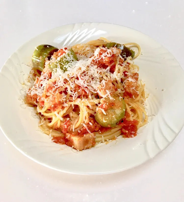 Snapdishの料理写真:Spaghetti al pomodoro fresco con pancetta(fatto in casa) e melanzane verde|gonbenさん