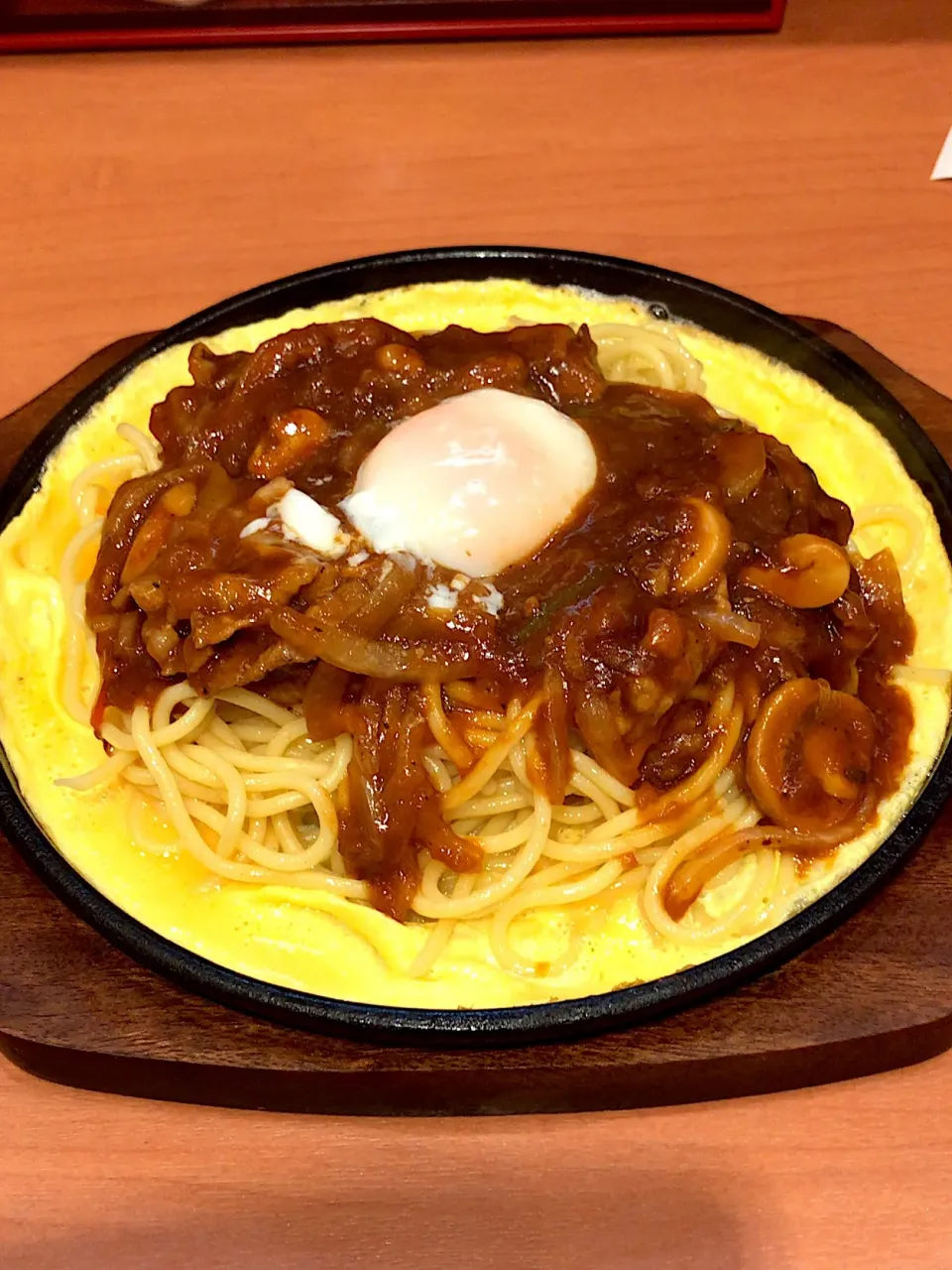 鉄板ミートソーススパゲッティ🍝
＋ 半熟たまご🥚|るみおんさん