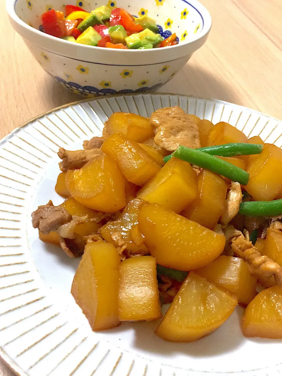 豚肉と大根の炒め煮ﾟ･*:.｡❁アボカドとトマトサラダ|るるさん