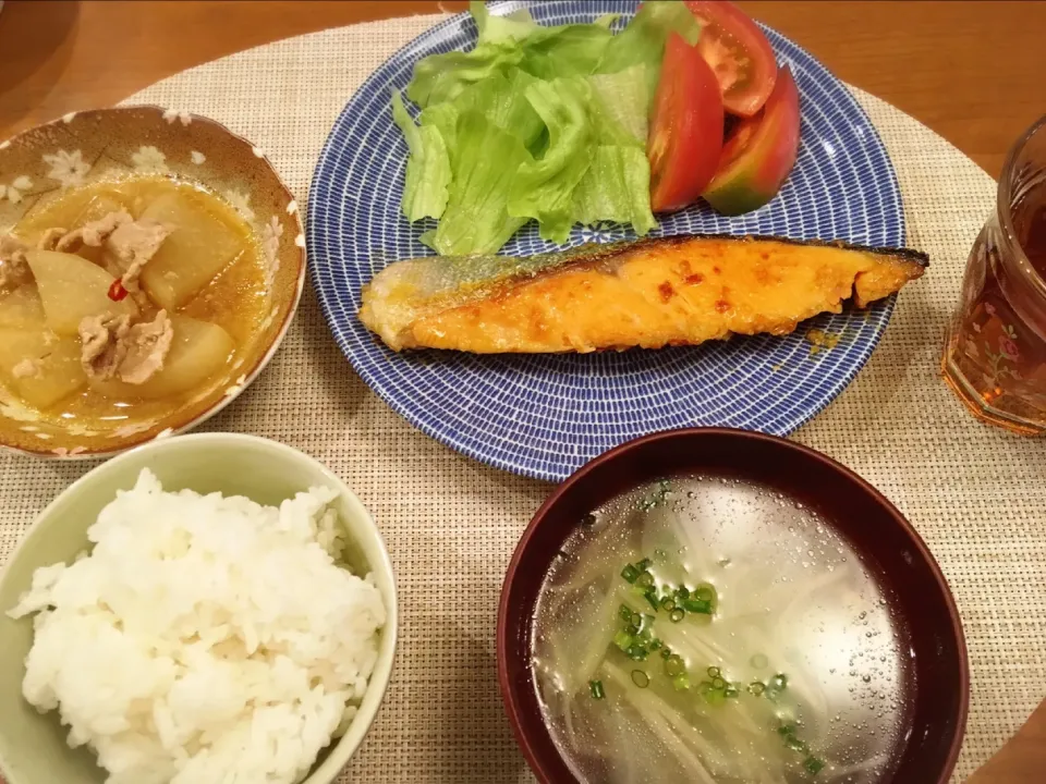 Snapdishの料理写真:18/10/02 夕飯♪ 鮭西京焼き 大根と豚肉の味噌煮 キャベツとエノキのスープ|ikukoさん