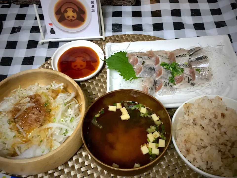 イワシのお刺身
オニオンサラダ🥗
めかぶと豆腐のお味噌汁
雑穀ごはん🍚
パンダ醤油皿🐼|yumyum😋さん