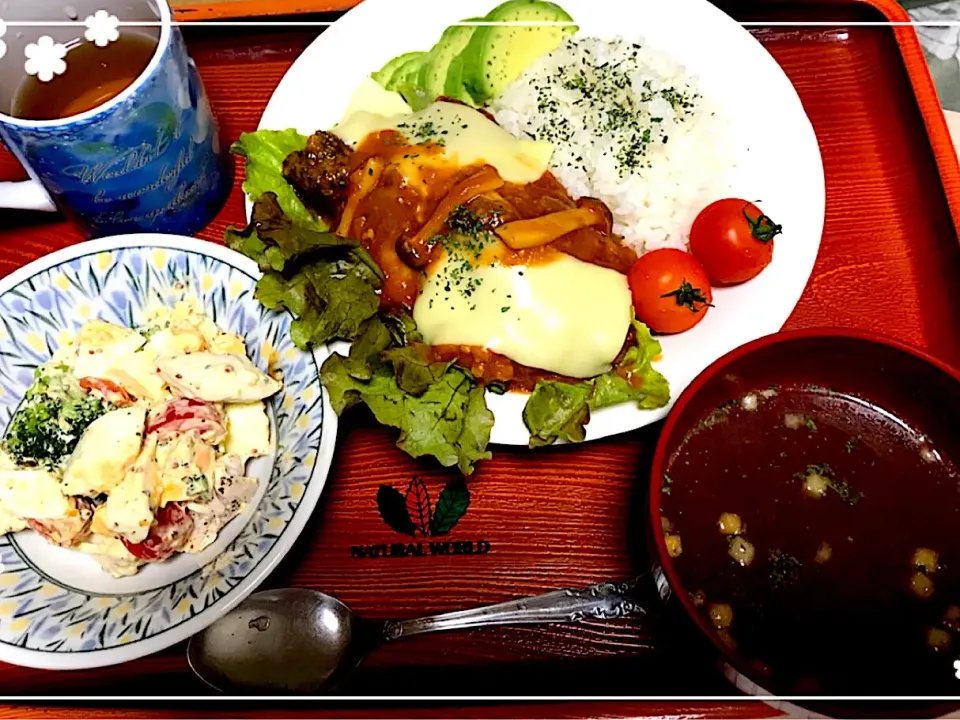 新妻晩ご飯。オニオンスープ入ってるのはおわん笑煮込みハンバーグとブロッコリーとササミよ粒マスタードマヨサラダ🙌❤️🤣|Mikiままさん