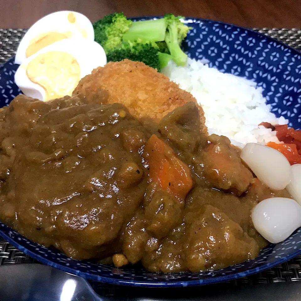 10/2 #晩ごはん  #単身赴任飯  チキンカレーコロッケトッピング|Koichi GOGOさん