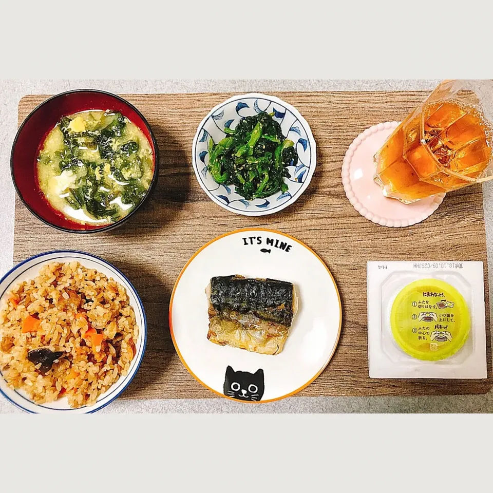 【晩御飯】
炊き込みご飯
鯖の塩焼き
菜の花の胡麻和え
納豆
わかたまの味噌汁|たろさんさん