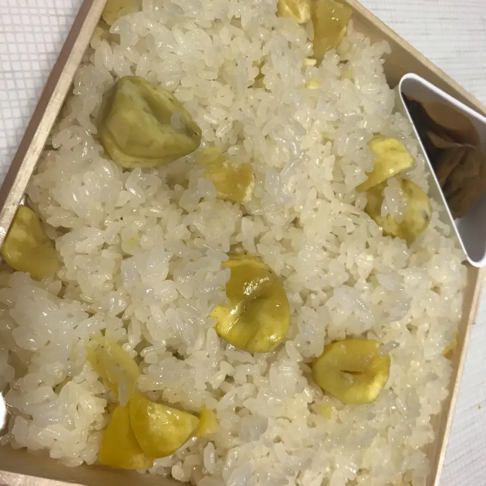 Snapdishの料理写真:長野のおみあげ！小布施上りPAで予約して買った、竹風堂の栗おこわ！再度蒸して|お家でbar!さん