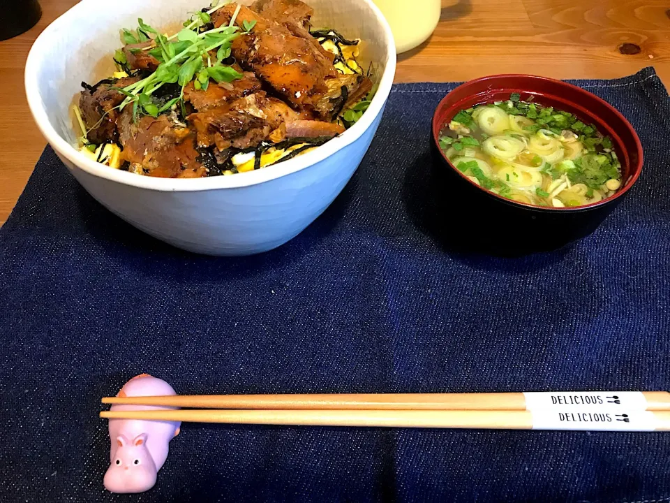 Snapdishの料理写真:#秋刀魚の蒲焼き丼#お味噌汁 #ずほら飯|まぁちゃんさん