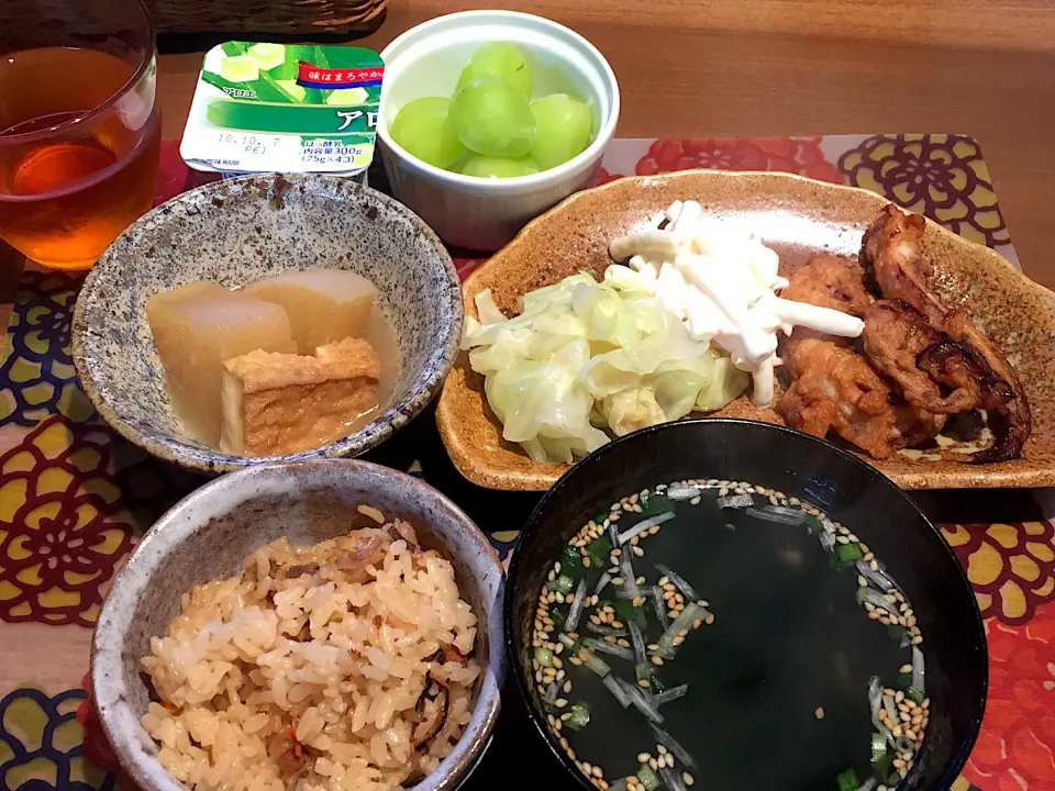 Snapdishの料理写真:朝ごはん
ゲソ揚げ、キャベツの生姜和え、マカロニサラダ、大根と厚揚げの煮物、わかめとネギのスープ、炊き込みご飯、シャインマスカット、アロエヨーグルト、ルイボスティー|かよちゃんさん