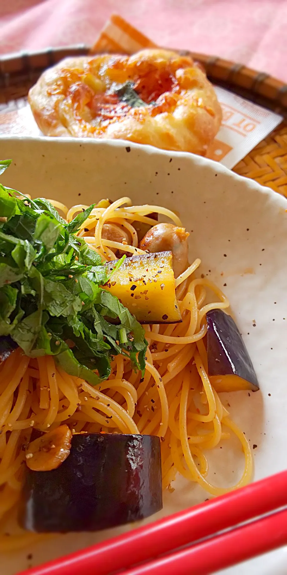 おひとりさまおうちランチ(*´˘`*)♡
なすとお野菜ウィンナーのパスタ
バジルチーズピザ添え|後藤妙子さん