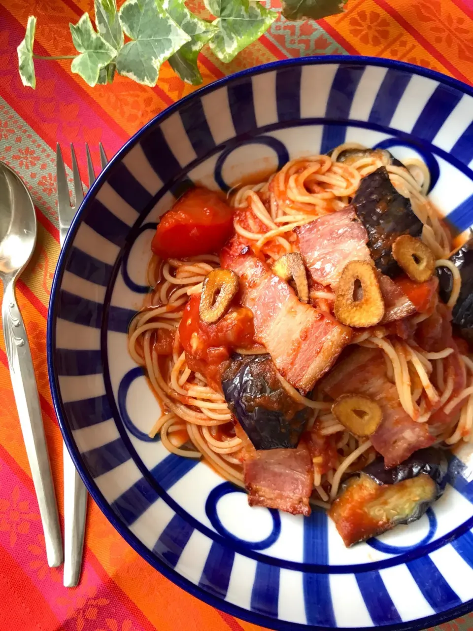 🍅我が家の大定番💓トマトとナス🍆とベーコンのパスタ🍝 カリカリにんにくチップが更に美味い😋|Hollyさん