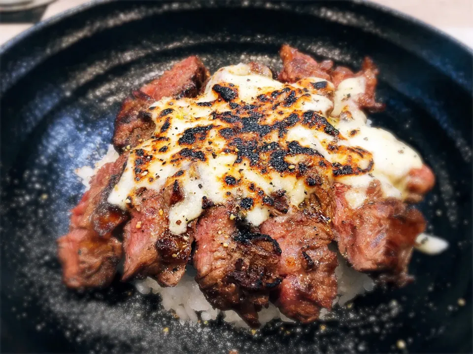 フィレステーキ丼 肉1.5倍 炙りモツァレラチーズ トッピング🥩🧀|chan mitsuさん