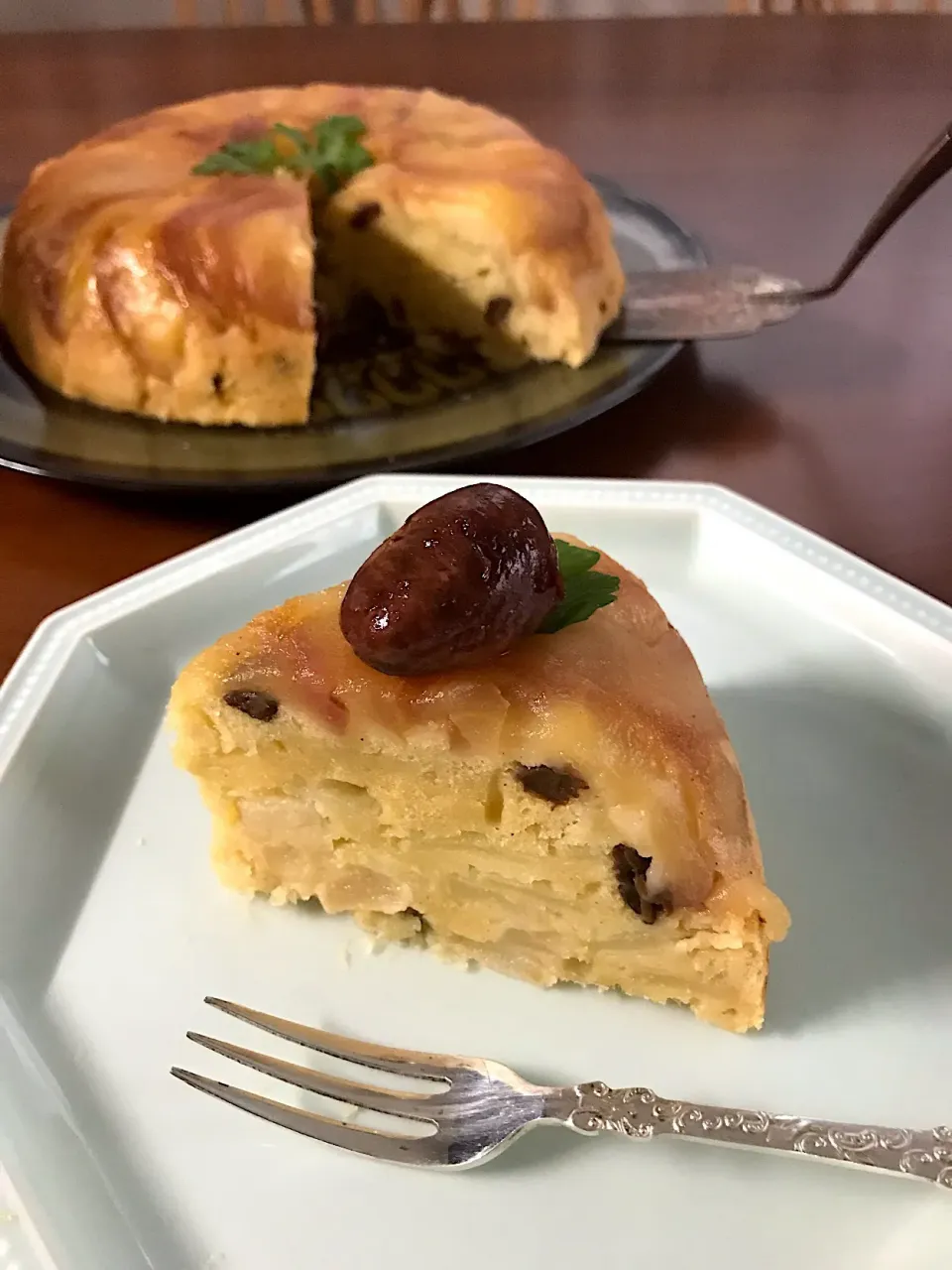 炊飯器 で簡単で美味しすぎるタルトタタン風『リンゴケーキ』 #栄養士ママそっち  #炊飯器ケーキ #リンゴケーキ #タルトタタン風  #栗の渋皮煮  #ラムレーズン入り|ももさん