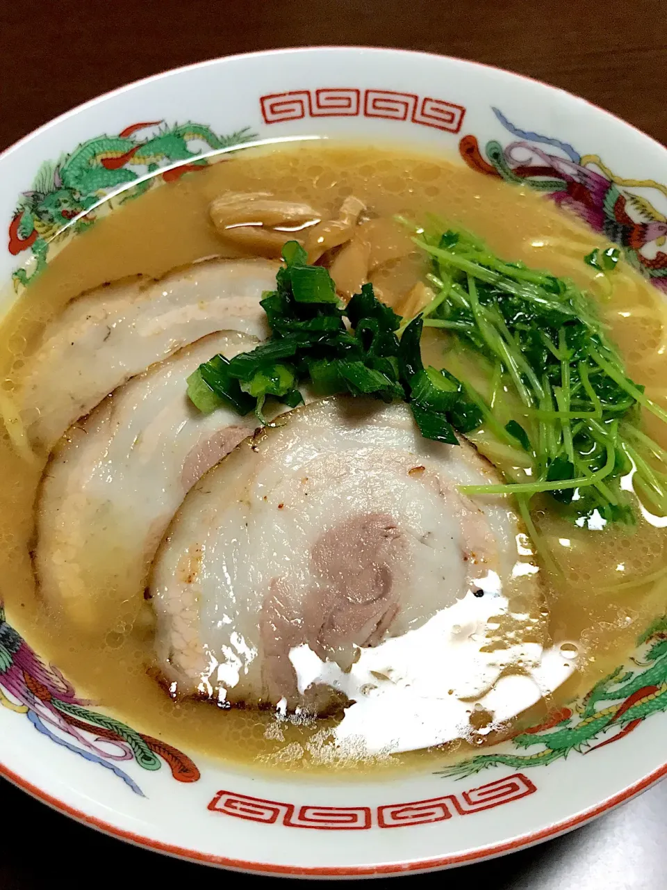 横浜家系 豚骨醤油ラーメン
チャーシューは お肉屋さんのもの！
ここのはほんと美味しい♡|sakiさん