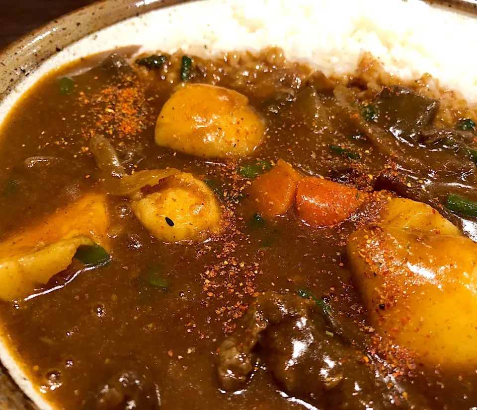 Snapdishの料理写真:牛すじ煮込みカレー、やさいトッピング、5辛🔥🔥🔥|buhizouさん