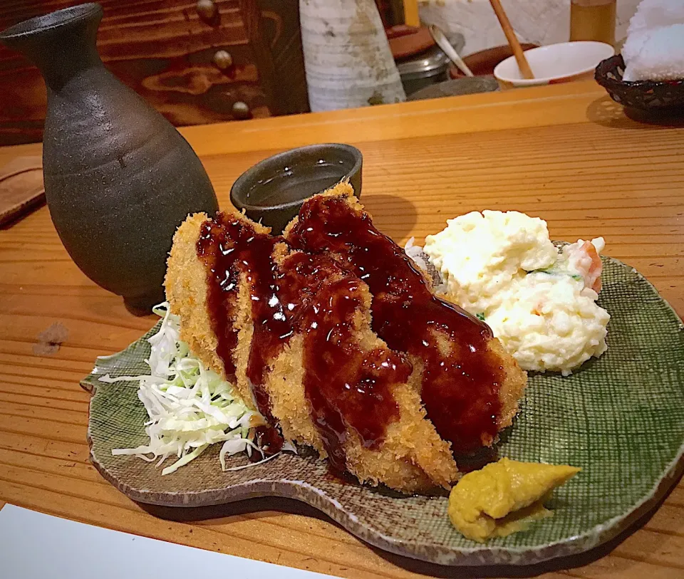 Snapdishの料理写真:大粒 岩牡蠣のフライ                                        石川県能登産                                                 with ぬる燗一合|酒肴菜 kun                          自 2018.5.1さん