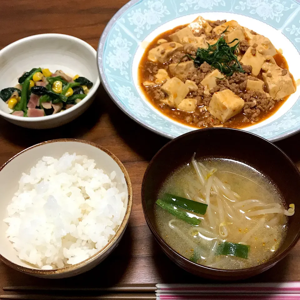 #土鍋ごはん 
 #麻婆豆腐 
 #ほうれん草とベーコンのバターソテー 
 #もやしのピリ辛味噌スープ|まきさん