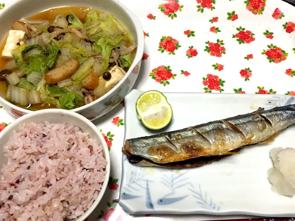 秋刀魚の塩焼き🐟
すだちと大根おろし
白菜とさつま揚げ、しめじのさっと煮
雑穀ごはん🍚はし|yumyum😋さん