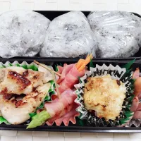 Snapdishの料理写真:息子のお弁当 鶏のガーリック塩マヨソテー 人参とアスパラのベーコン巻き ポテトグラタン お花ウィンナー|keitakumamaさん