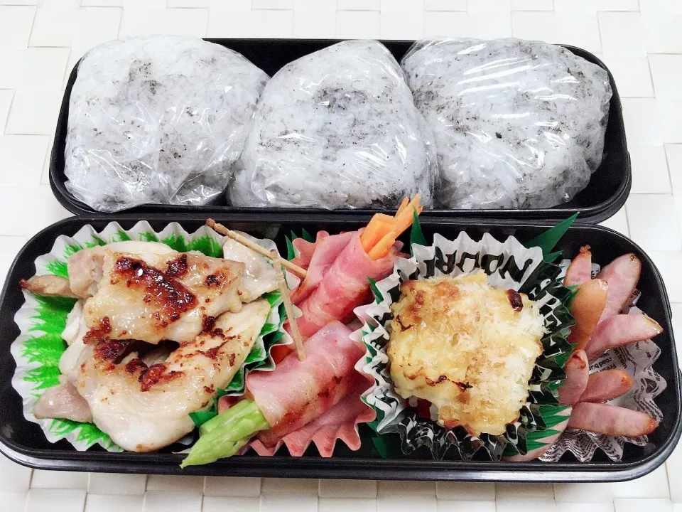 息子のお弁当 鶏のガーリック塩マヨソテー 人参とアスパラのベーコン巻き ポテトグラタン お花ウィンナー|keitakumamaさん