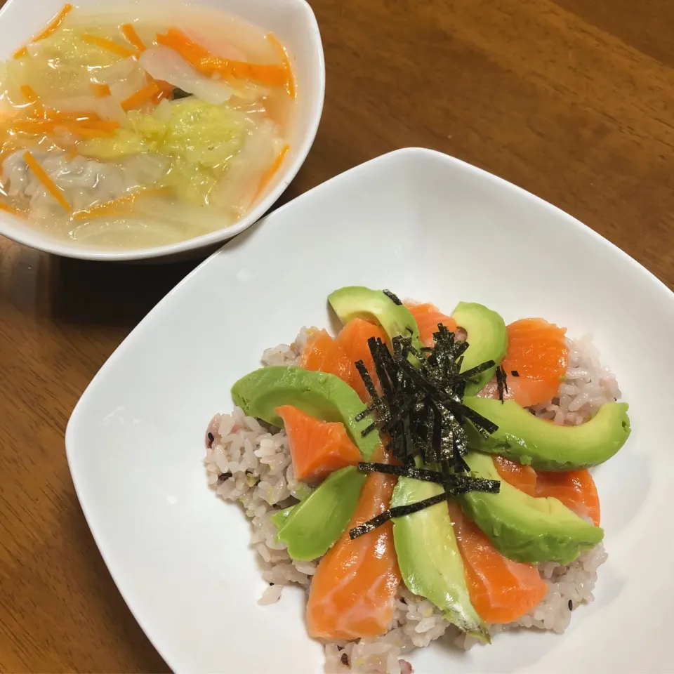 サーモンアボカド丼と餃子スープ|かずみさん