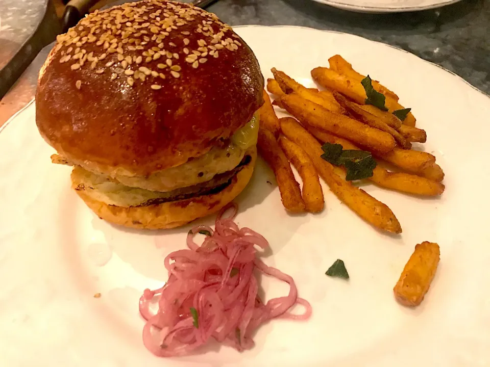 Chicken burger with portobello and Gouda cheese|Sky Blueさん