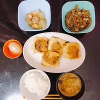 Snapdishの料理写真:油揚げのキャベツ詰め、煮玉子、鶏と大根の煮物、お味噌汁、コンニャクとツナとキャベツの炒め物|りんさん