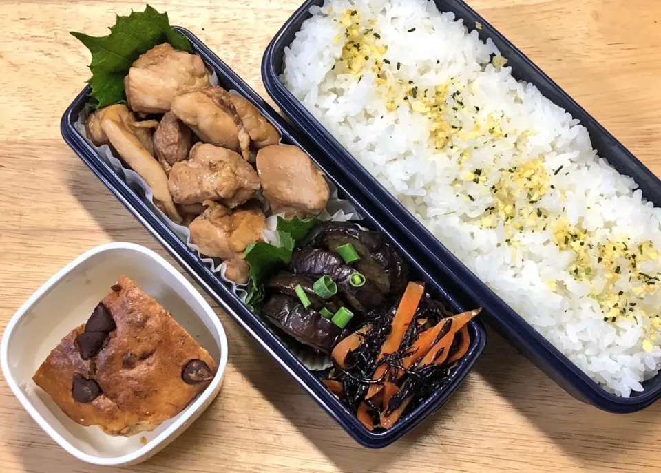 ソース鶏 弁当。チョコバナナケーキ付き|弁当 備忘録さん