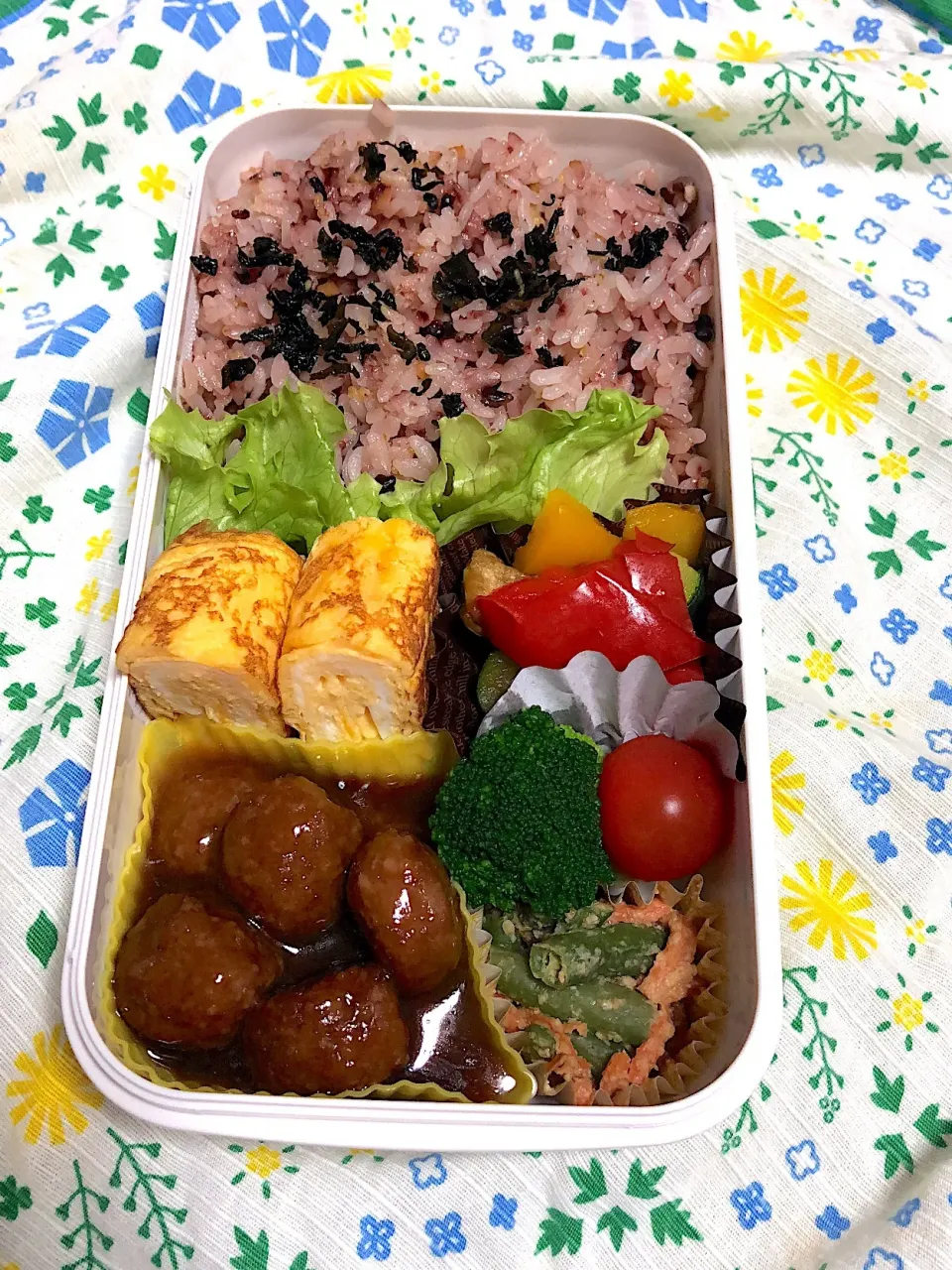 10.4☆旦那弁当
ミートボール
卵焼き
野菜の焼き浸し
いんげんの胡麻和え|のん∞さん