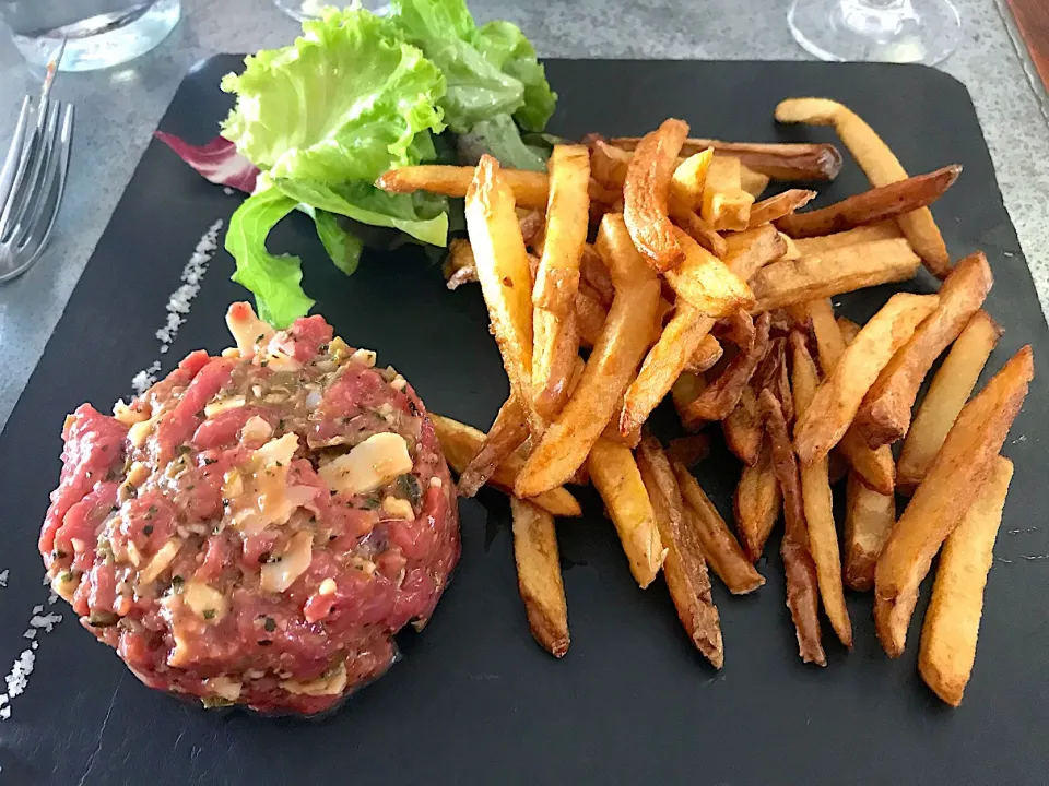 9/12 フランス旅行で食べた料理
牛肉のタルタル&ポテト添え|Takayukiさん