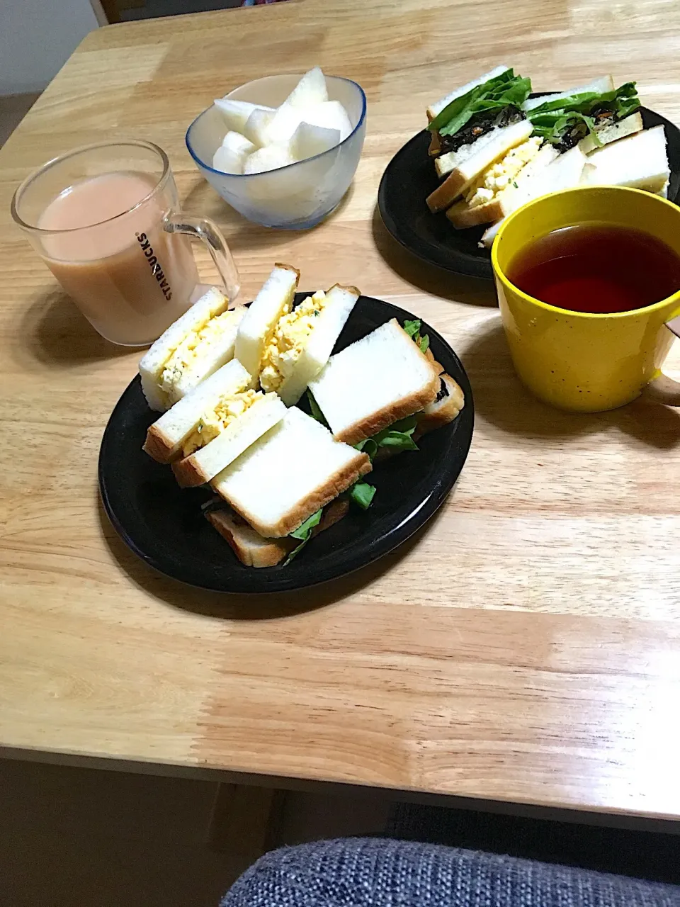 朝ごはん♡
ひじきサンドと玉子サンド
梨
ルイボスティー|さくたえさん