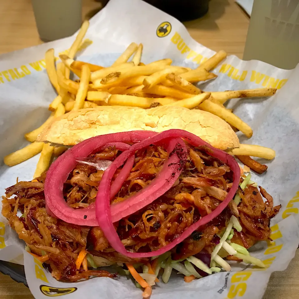 Hickory pulled pork sandwich|Christian J. Torres Cañarteさん