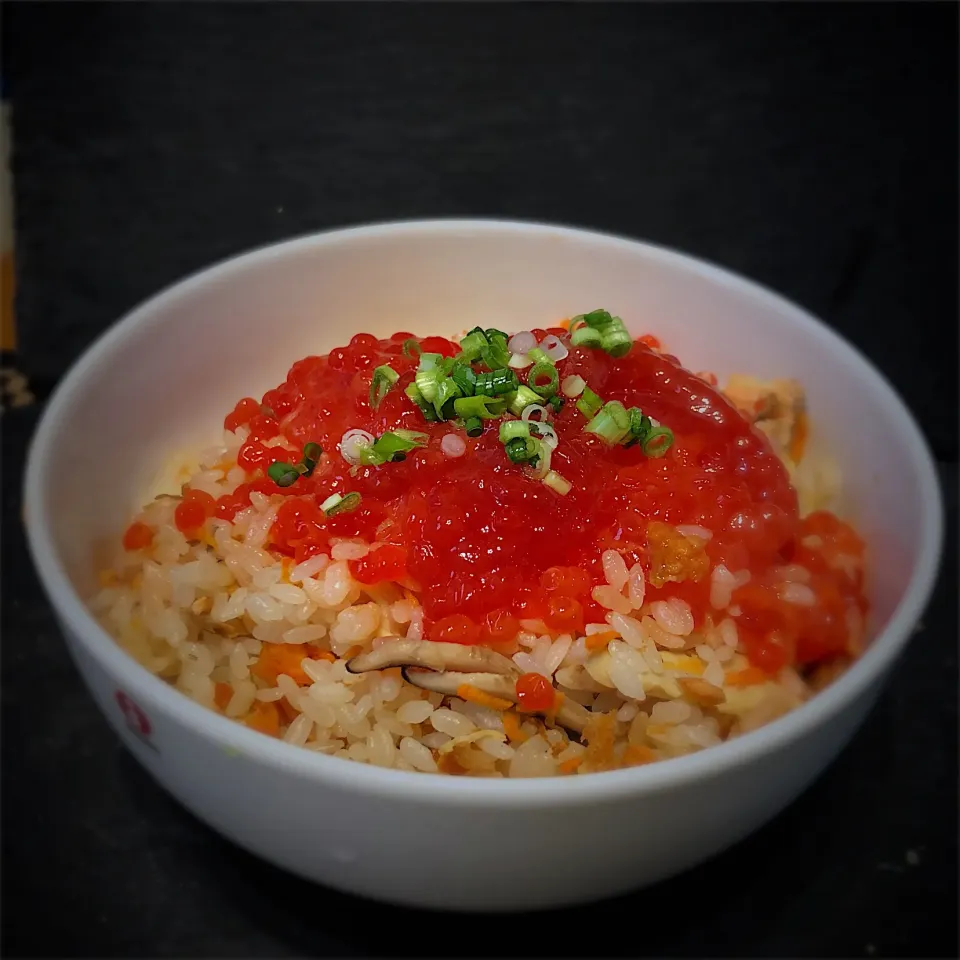 佐野未起の料理 鮭のアラ骨おでん🍢の出汁からの炊き込みご飯にいくらのヨーグルト漬けのっけ #親子丼|佐野未起さん