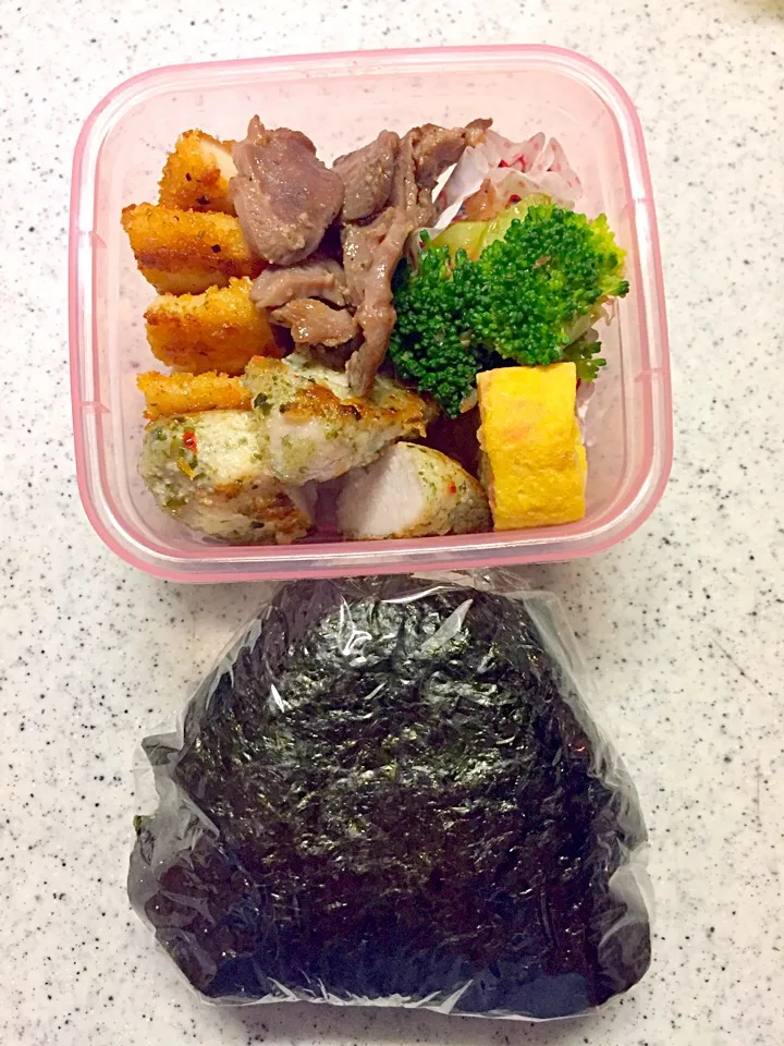 晩ごはん。習い事のため、お弁当。チキンカツレツ、ブロッコリーおかか和え、カニカマ卵焼き、砂肝炒め、おにぎり。|みぽさん