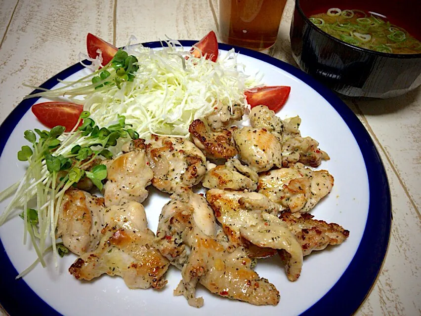 今日の男飯(๑˃̵ᴗ˂̵)若鶏の手羽とろバジル焼き&玉ねぎとしめじとワカメの味噌汁🎶|ひーちゃんさん