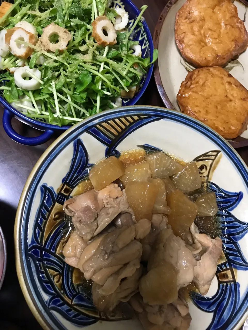 Snapdishの料理写真:10月4日晩ご飯。とりももと大根煮、玉ねぎ練り天、ちくわと水菜サラダ、春雨スープ。|あやさん