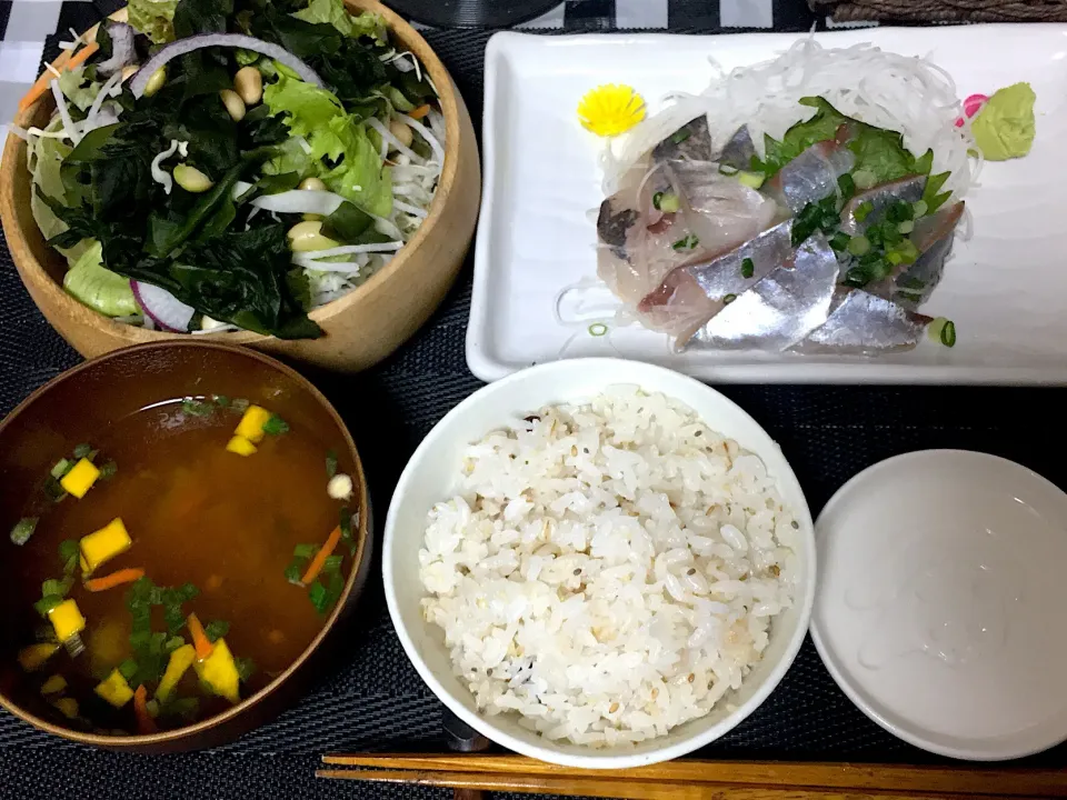 鯵のお刺身🐟海藻野菜サラダ🥗野菜のお味噌汁 雑穀麦ごはん🍚🥢|yumyum😋さん