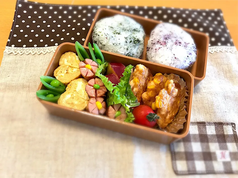 Snapdishの料理写真:チキンコーンバーグ🌽🐓
卵焼き🍳❤️
ウインナー🌸
さつまいもの甘煮🍠
スナップえんどう😋
🍅🍙|あやこさん