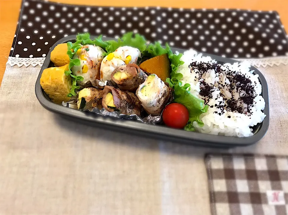 Snapdishの料理写真:はんぺん海老コーンバーグ🌽🦐
なす肉巻き🍆🥓🐖
かぼちゃの煮物🎃
🍅🍚|あやこさん