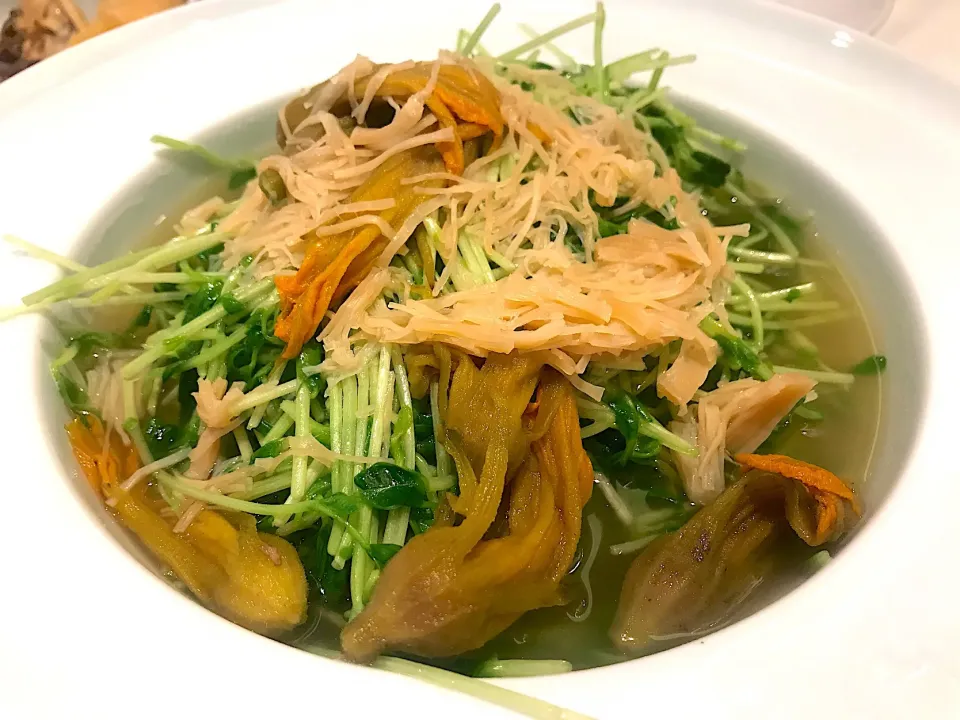 Poached pumpkin flowers, pea sprouts, conpoy, wolf berry|Sky Blueさん