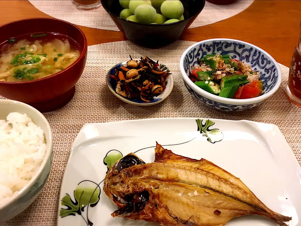 Snapdishの料理写真:18/10/04 夕飯♪ 鯵の開き トマトとオクラのサラダ ひじきと大豆の煮物 味噌汁 シャインマスカット|ikukoさん