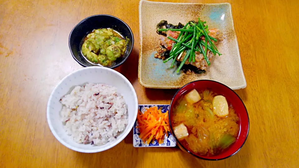 １０月３日　たいとわかめのレンジ蒸し　アボカドの薬味ポン酢　にんじんナムル　レタスとお麩のお味噌汁|いもこ。さん