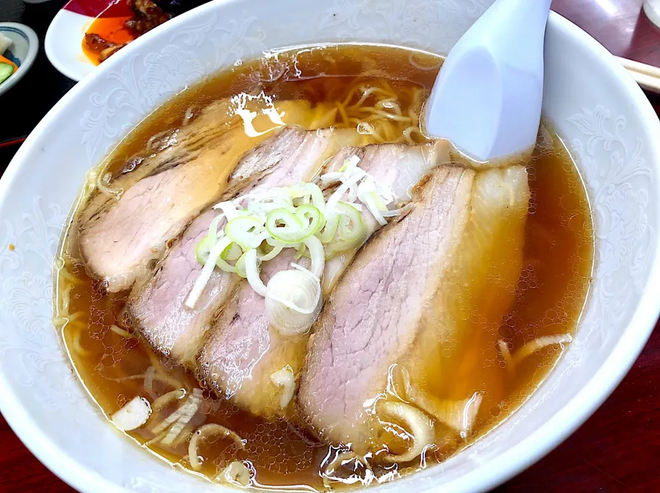 Snapdishの料理写真:中華屋のチャーシュー麺。
煮干しが香って美味しい。|esezabethさん