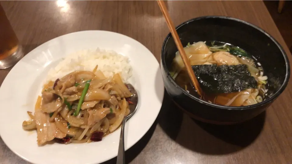 Snapdishの料理写真:焼肉丼 ワンタンスープ|おっちさん