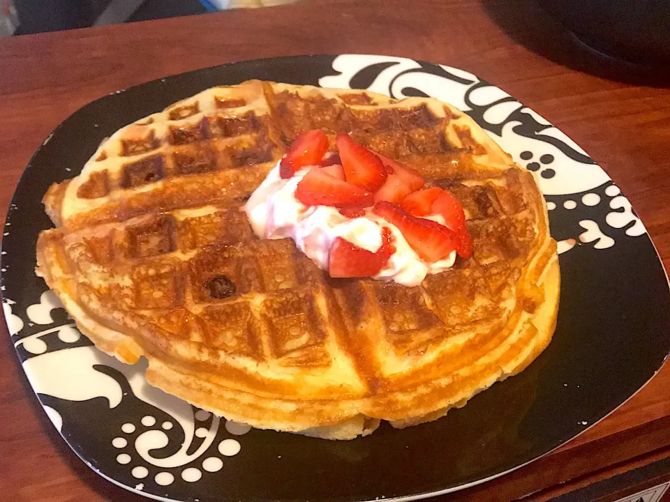 Snapdishの料理写真:Chocolate chip Belgian waffle with macerated strawberries|Sean Bruegmanさん