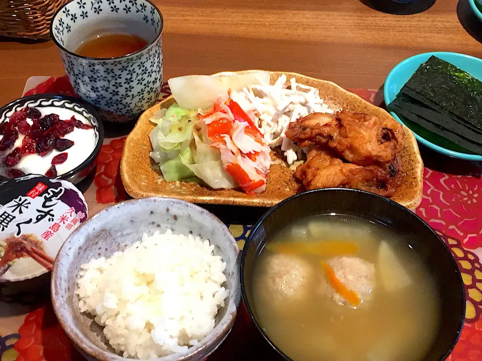 朝ごはん
ゲソ揚げ、ごぼうサラダ、カニカマ、茹でキャベツ、幸水、白米、鶏団子味噌汁、焼き海苔、黒酢もずく、クランベリー添えヨーグルト、ルイボスティー|かよちゃんさん